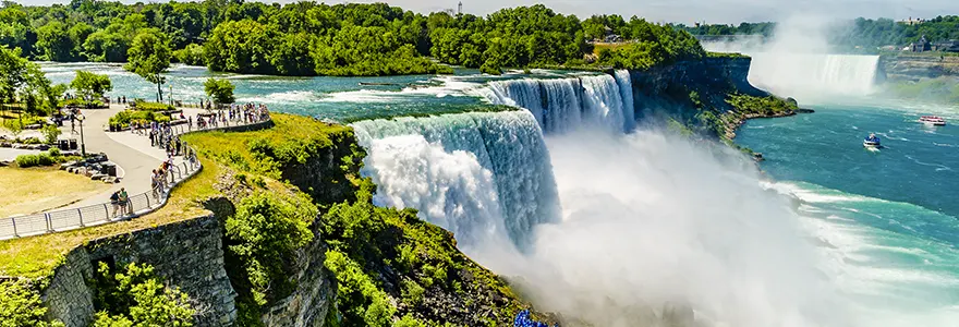 les Chutes du Niagara considerees comme l une des merveilles naturelles du monde
